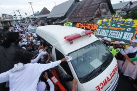 Warga Banjarmasin Melepas jenazah ulama kharismatik KH Ahmad Zuhdiannoor Page 1 Small