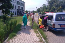 Gugus Tugas COVID-19 Kediri jemput buruh linting pabrik rokok di Tulungagung