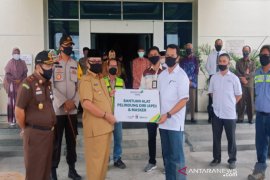Adaro hands over ambulance and PPE for Balangan