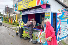 PDIP Sumbar salurkan nasi bungkus untuk berbuka puasa petugas di Pos Ketupat Singgalang