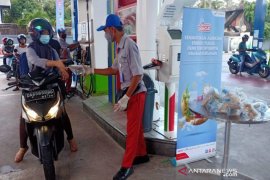 Pertamina membagikan takjil untuk konsumen di SPBU