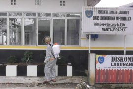 Diskominfo Labuhanbatu semprot disinfektan cegah COVID-19