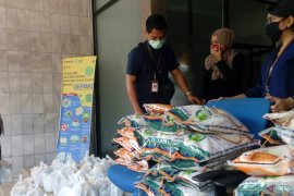 Walau pasar murah ditunda warga Pekanbaru bisa manfaatkan pasar daring Bulog