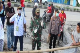 Distrik Sentani Kota Jayapura tertibkan portal jalan ilegal yang resahkan warga