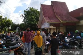 Polisi bubarkan warga yang berkerumun  di Disperindag Tanjungpinang