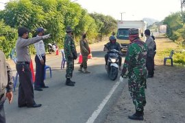 Polsek dan Koramil Seteluk perketat jalan masuk ke Sumbawa Barat, sejumlah kendaraan diarahkan putar balik