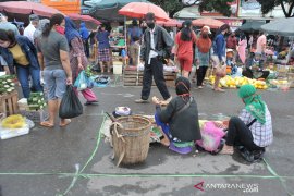 Penerapan jaga jarak di Pasar Lemabang Palembang Page 3 Small