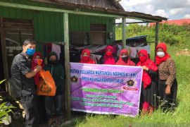 IKWI-PWI Kaltim bagikan sembako pada warga terdampak COVID-19
