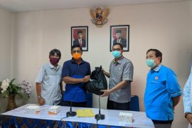 BPJAMSOSTEK Denpasar berikan 200 paket bahan pokok untuk pekerja ter-PHK
