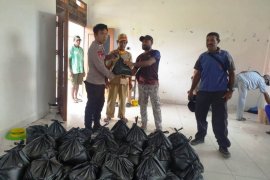 Bhabinkamtibmas pantau penyaluran beras warga di Kampung Mawes Sarmi