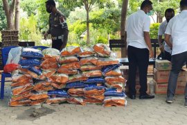 Polda NTT bagikan ribuan nasi bungkus melalui dapur umum