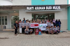 Relawan Banyuwangi bagikan nasi kotak kepada pekerja informal dan panti asuhan