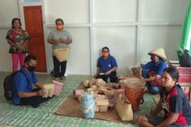 Ketua dan Wakil Ketua Dekranasda Sekadau semangati para pengrajin