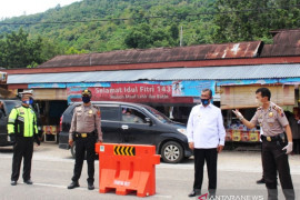 Bupati Solok serahkan masker untuk petugas perbatasan