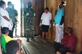 Danpos Ramil Yerui dan Pukesmas periksa kesehatan warga Miosnum cegah COVID-19