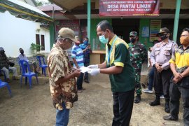 Pemkab salurkan bantuan BLT ke Desa Pantai Linuh dan Bluru