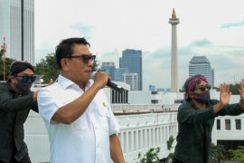 Para pejabat berkolaborasi nyanyikan lagu "Ra Mudik Ra Popo"