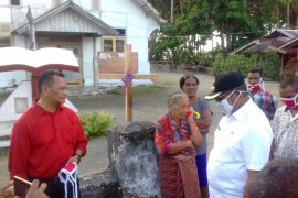 Bupati Thaher bagikan masker dan sembako untuk warga di pulau-pulau