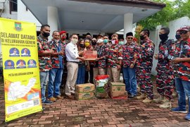 LSM dan pengusaha lokal salurkan bantuan korban banjir Cilegon