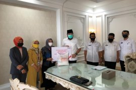 BNI Kantor Cabang Bukittinggi bagikan paket sembako kepada masyarakat Padang Panjang