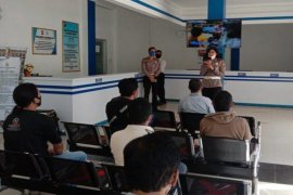 Tukang ojek dan becak di Kapuas diajari cara cegah COVID-19