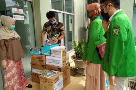 Laksanakan KKN tematik, mahasiswa Kedokteran  Unand buat dan sumbangkan APD