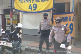Polisi Garut tertibkan warga makan di warung mie saat PSBB