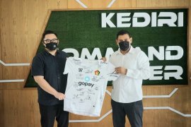 Jersey Persik Kediri koleksi Wali Kota laku terjual Rp5 juta
