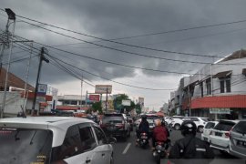 Pemkot Sukabumi tutup jalan di pusat perbelanjaan kurangi keramaian saat PSBB