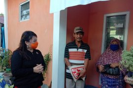 PDIP Kaltara berikan bantuan sembako pada penggali kubur