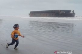 Kapal tongkang terdampar di bibir pantai Aceh Barat akibat hantaman badai