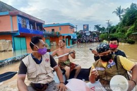 Tim SAR BPBD evakuasi ratusan warga korban banjir bandang OKU Selatan ke dataran tinggi