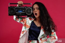 Tarrarin "Svmmerdose" dan Abraham Kevin berduet dalam lagu "Emotions"