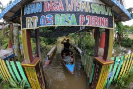Warga gunakan perahu untuk menembus banjir luapan Sungai Batanghari