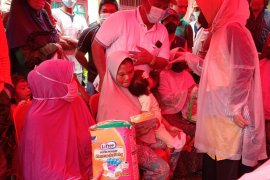 Istri PLT Gubernur serahkan bantuan perlengkapan bayi untuk pengungsi