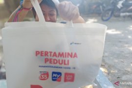 PT Pertamina bagikan 50  paket suplemen ke wartawan di NTT