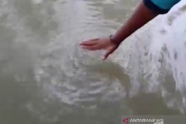 Warga heboh, ada gas nyembur dalam genangan banjir