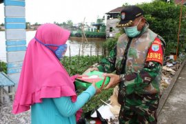 Kodam XII/Tpr bagikan nasi kotak kepada warga di tepian Sungai Kapuas