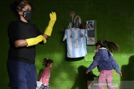 Maradona tanda tangani jersey Timnas Argentina untuk diundi bantu warga Buenos Aires