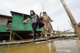 Feby Deru blusukan ke rumah rakit di Sungai Musi bagikan sembako