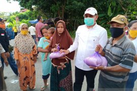 Bupati sebar bantuan beras dan masker