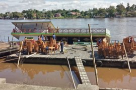 Kapal Wisata Sintang tenggelam sebagian