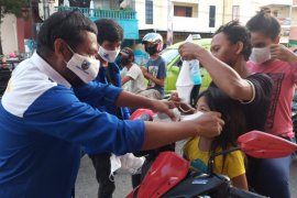 KNPI Kota Ambon bagi 1.000 masker kepada warga cegah COVID - 19