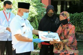 Bantuan langsung tunai disalurkan kepada 14.818 kepala keluarga