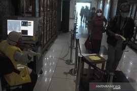 Penumpang penerbangan domestik Bandara SMB II diperiksa ketat Page 3 Small