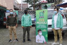 PKB bagikan seribu paket sembako untuk guru mengaji dan ustadz