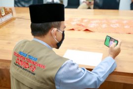 Bupati Banyuwangi semangati pasien COVID-19 lewat "video call"