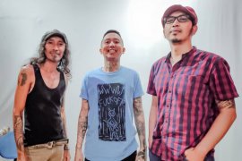 Tiga musisi rock asal Surabaya ciptakan lagu tentang Corona