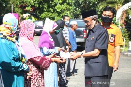 Bupati Banjar serahkan BST dari Kemensos