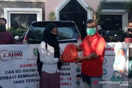 KAHMI Pontianak - Preneur Kalbar bagikan 100 paket sembako